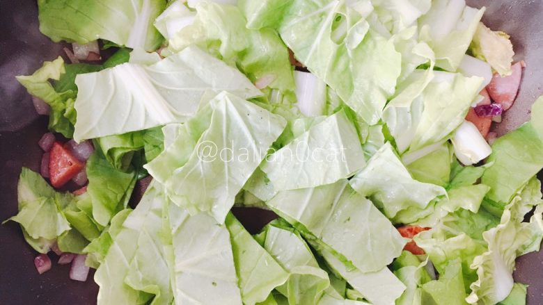 快手早餐-青菜芝士吐司布丁,加入火腿丁和青菜,少许盐,炒熟,盛出备用