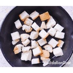 快手早餐-青菜芝士吐司布丁,找一个铸铁锅,没有可以用煎锅代替,刷一层油,先平铺一层<a style='color:red;display:inline-block;' href='/shicai/ 585'>吐司</a>丁
(其实这几步是动图,发不了就只能截图了,画质略渣)