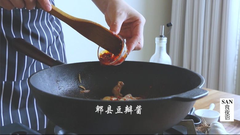 湖南小炒肉,煸炒后放入料酒,<a style='color:red;display:inline-block;' href='/shicai/ 705'>豆瓣酱</a>