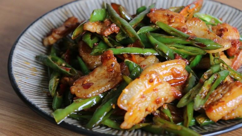湖南小炒肉,出锅装盘,全程可以不放盐,豆瓣酱够咸