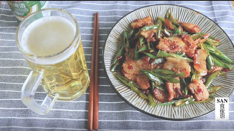 湖南小炒肉,来一杯冰镇啤酒就更完美了!