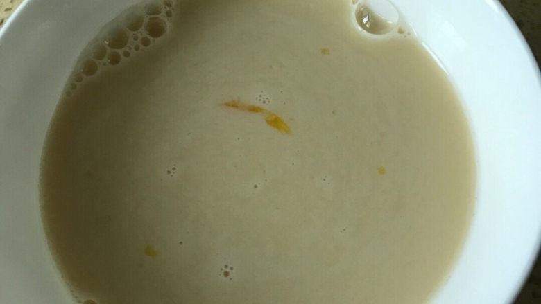 盆栽布丁杯,将加热的椰子汁和牛奶加入到鸡蛋液中,搅拌。