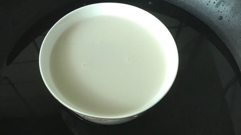 盆栽布丁杯,将混合的牛奶和椰子汁加热备用(不要煮熟,只要温热即可)