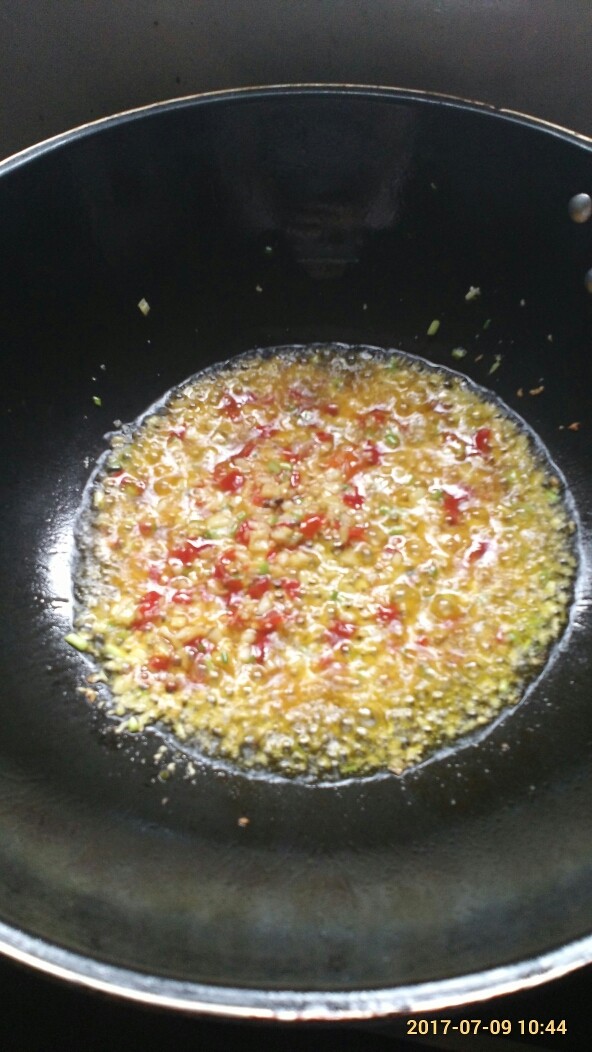 炒豆角,放入少许<a style='color:red;display:inline-block;' href='/shicai/ 803'>剁椒</a>酱。炒香