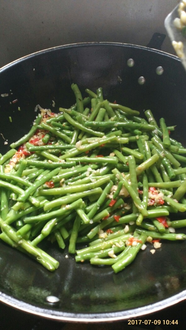 炒豆角,放入豆角炒匀