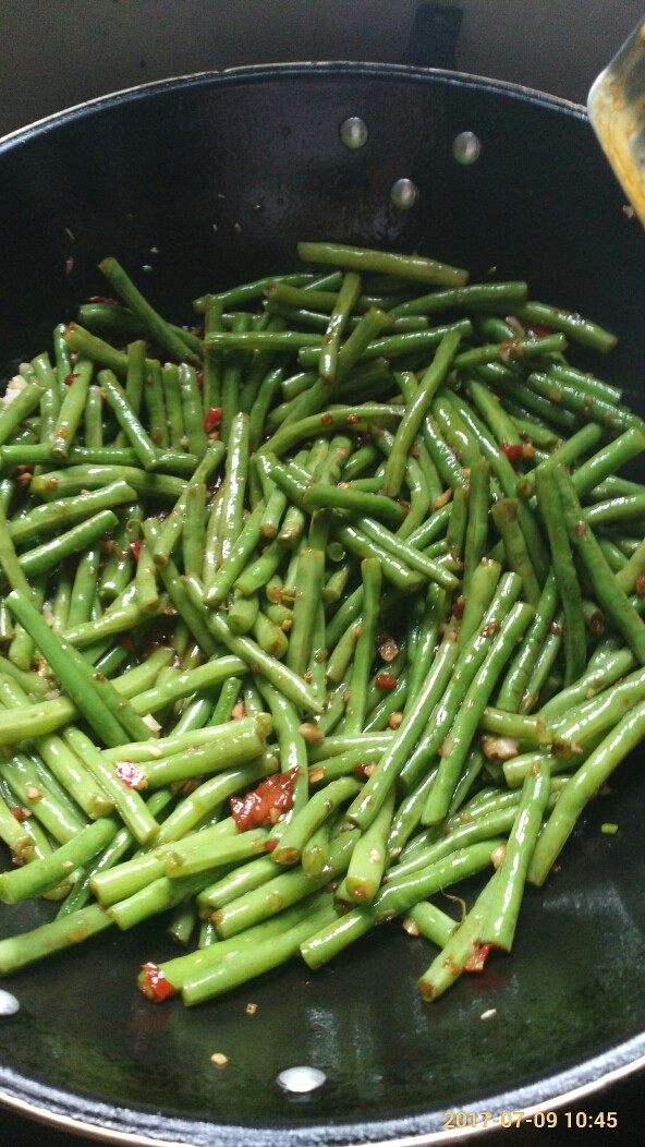 炒豆角,放点老抽调色。