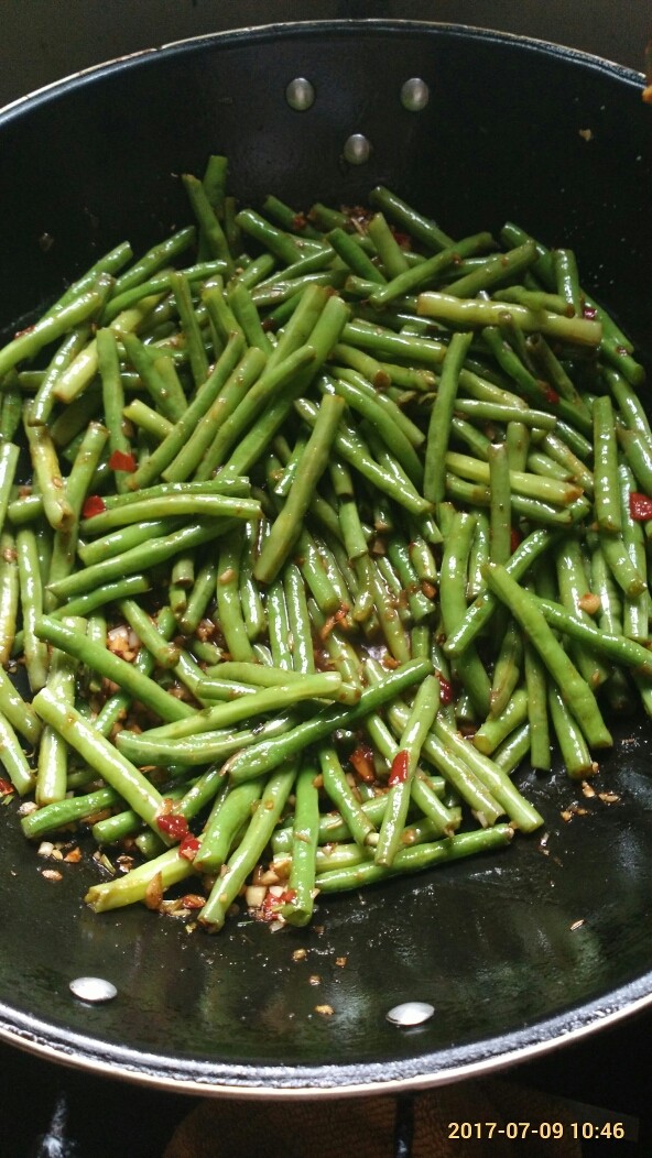 炒豆角,放入盐鸡精翻炒均匀。