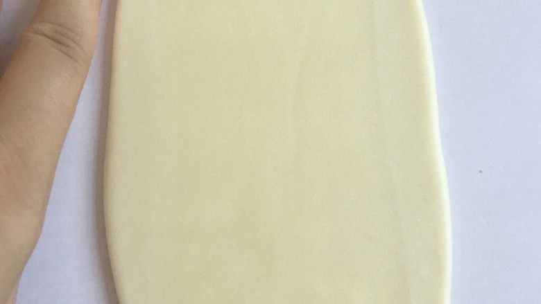 彩蛋酥,用擀面杖把水油皮擀成15cm长(先从中间向下擀 再回到中间向上擀 左右两边擀开)