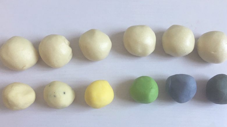 彩蛋酥,水油皮分成35克一个,油酥分成25克一个,盖上保鲜膜防干