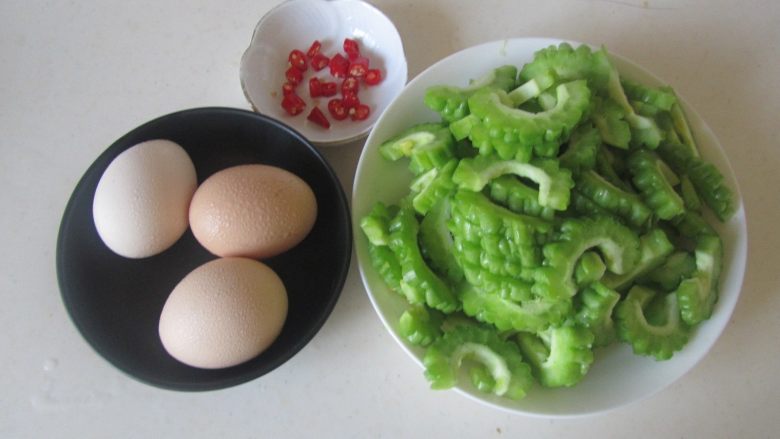 苦瓜炒鸡蛋,准备好原材料;