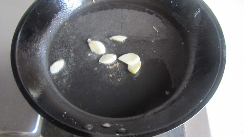 苦瓜炒鸡蛋,热锅凉油, 放入蒜片进去爆香;