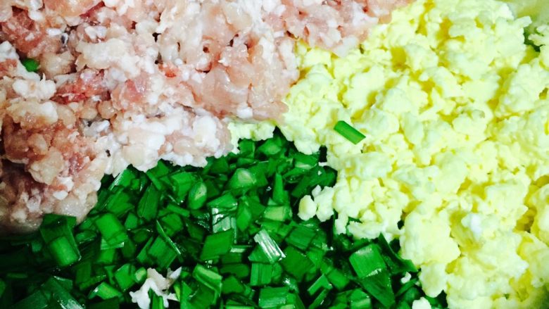 金黄海米韭菜鸡蛋肉盒子
你吃过嘛?,倒入肉馅