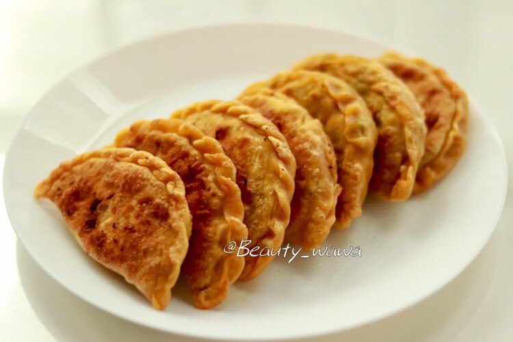 金黄海米韭菜鸡蛋肉盒子
你吃过嘛?,煎好的盒子盛盘开吃。刚煎好的盒子外皮酥脆,颜色变深。放置一会儿会略微变软