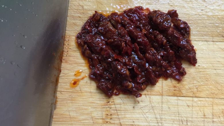 水煮牛肉,豆瓣酱用刀剁碎