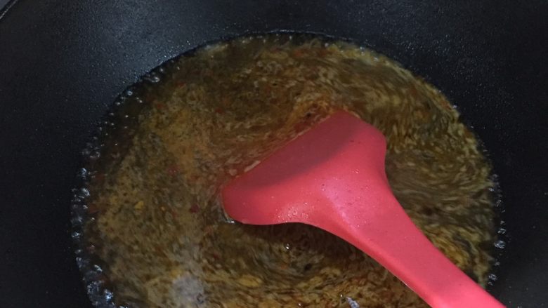 水煮牛肉,热锅凉油翻炒豆瓣酱,加水