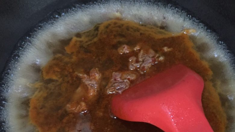 水煮牛肉,水开后放入腌制好的牛肉,加盐,<a style='color:red;display:inline-block;' href='/shicai/ 10588'>糖</a>,耗油,味精