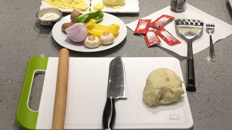 至尊海陆披萨,准备食材,其中面团和好后需发酵1小时。