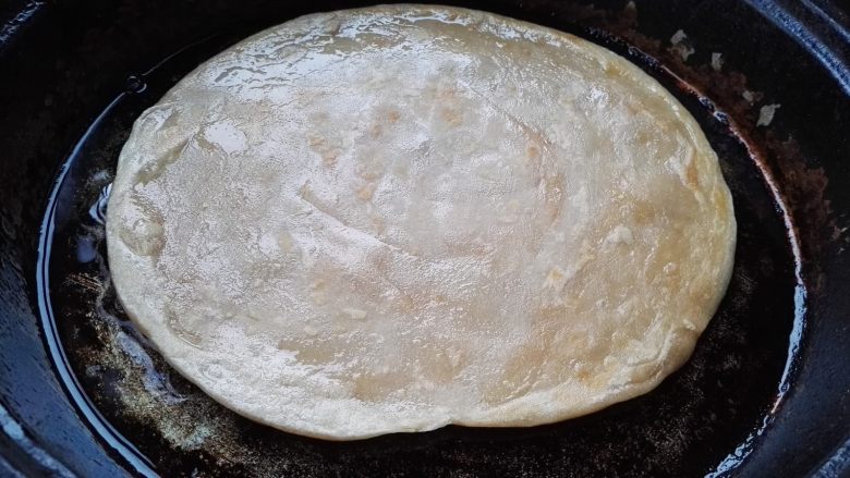 花生酱烫面千层饼,翻面煎制。
