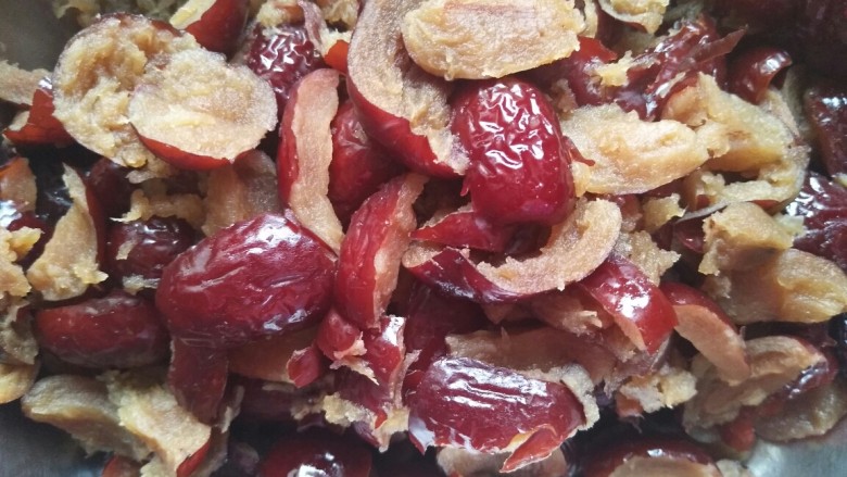 自制姜枣膏,锅内煮15分钟后捞出去核,水留下备用