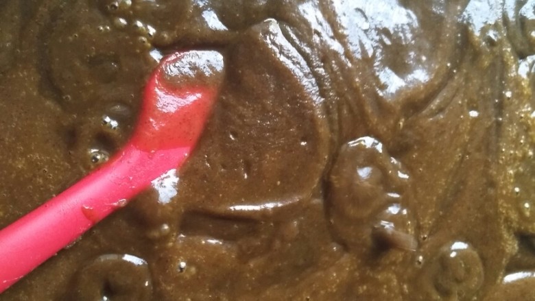 自制姜枣膏,打好的糊糊倒入锅中,开小火并不断搅拌慢熬(糊糊太能飞溅,我是穿长袖带头巾熬的,注意别烫着)