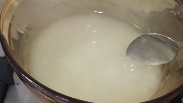 凉糕,熬熟后的凉糕呈糊状,浓稠、透明,就可以离火。