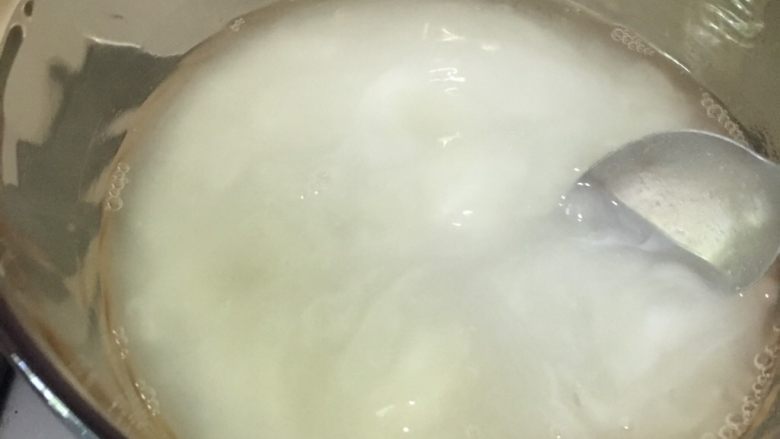 凉糕,再倒回锅里沸水里小火熬煮,期间需要不停地搅拌防止粘锅。