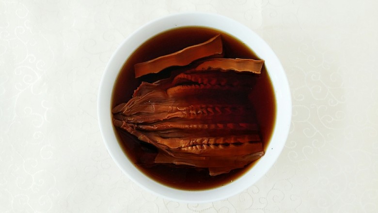 烟笋炒腊肉,将干烟笋放入一个装有冷水的碗里,泡一个晚上!