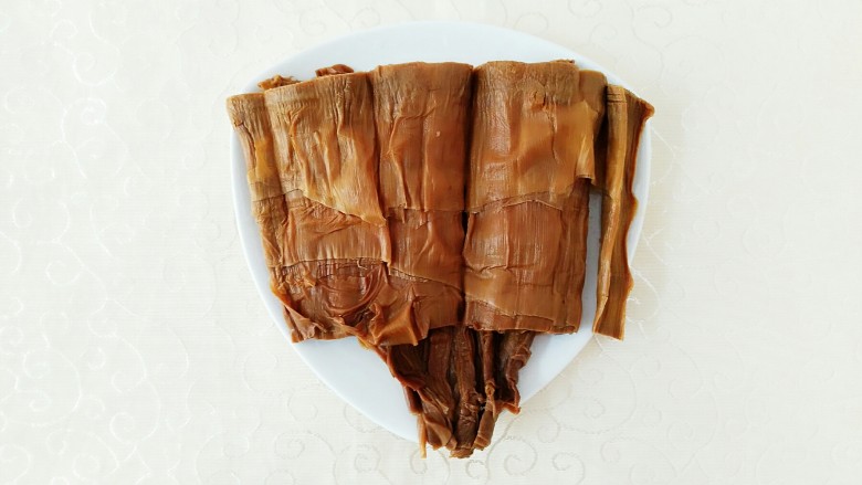 烟笋炒腊肉,将泡好的烟笋用冷水冲洗干净,洗至水变清亮为止,然后捞出沥干备用!