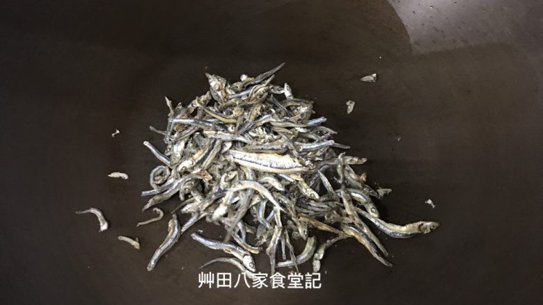 青龍椒炒丁香魚乾,取一熱鍋倒入20ml的油放入丁香魚乾