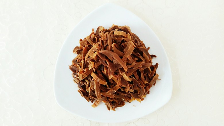 烟笋炒腊肉,把笋干切成细丝!