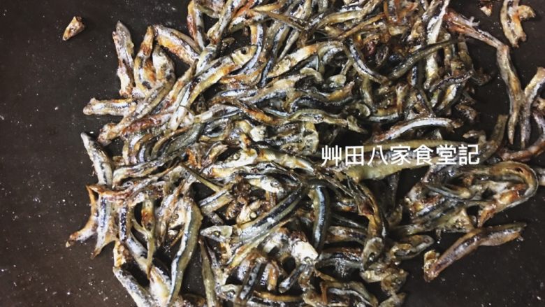 青龍椒炒丁香魚乾,翻炒至魚乾呈微金黃色有淡淡的魚香