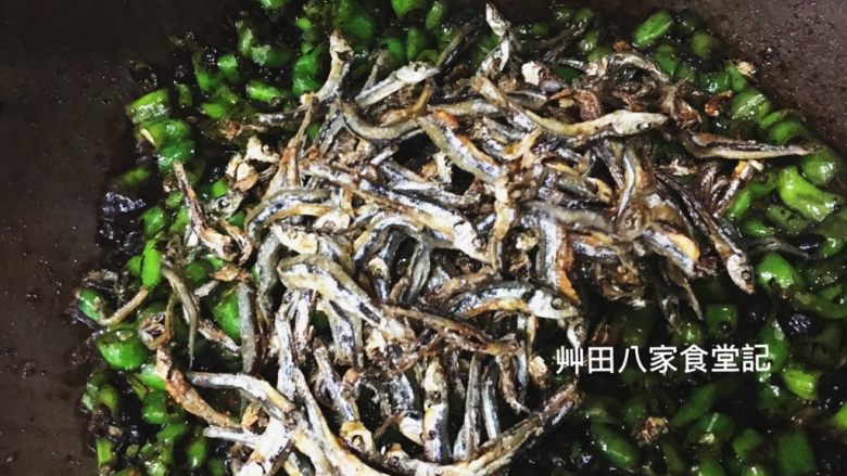 青龍椒炒丁香魚乾,接著將步驟8的丁香魚乾放入，翻炒2分鐘