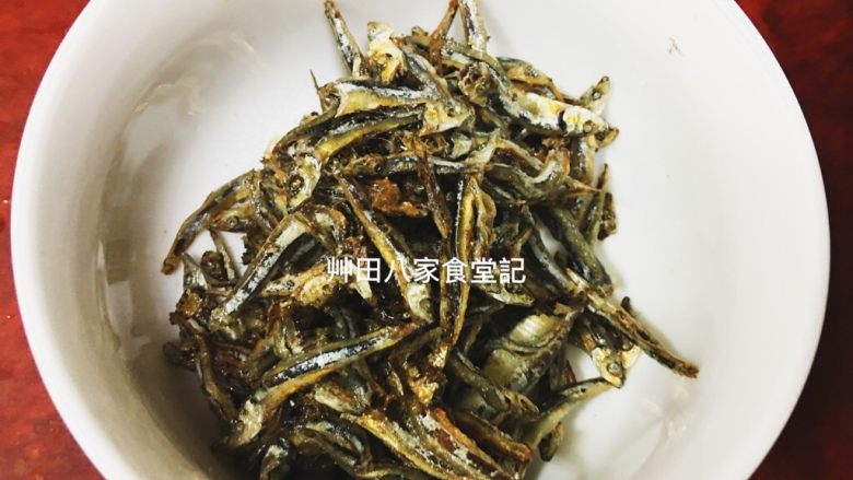 青龍椒炒丁香魚乾,將步驟7的丁香魚乾先起鍋備用