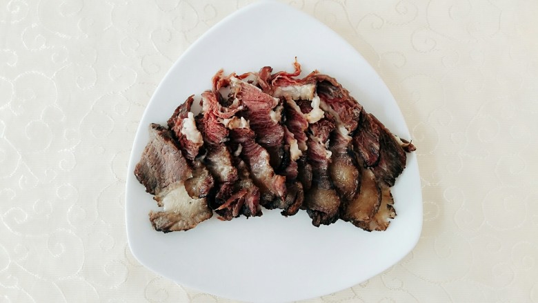 烟笋炒腊肉,腊肉切片!不要切太薄!