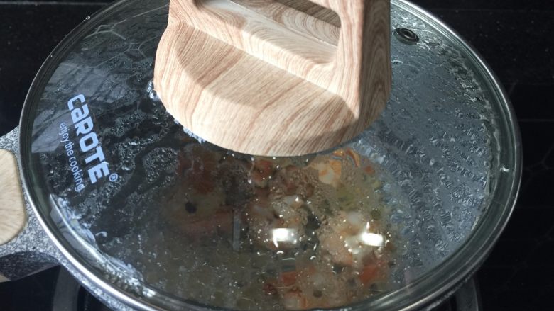 鲜虾牛油果三明治,倒入少许<a style='color:red;display:inline-block;' href='/shicai/ 900'>白酒</a>,盖上锅盖焖一下