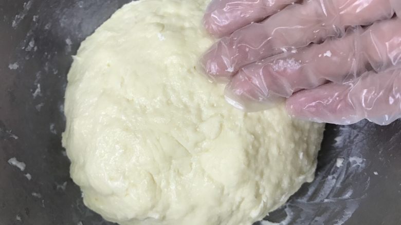 蜜豆炼乳司康饼,揉匀,揉好后的面团不在粘手。