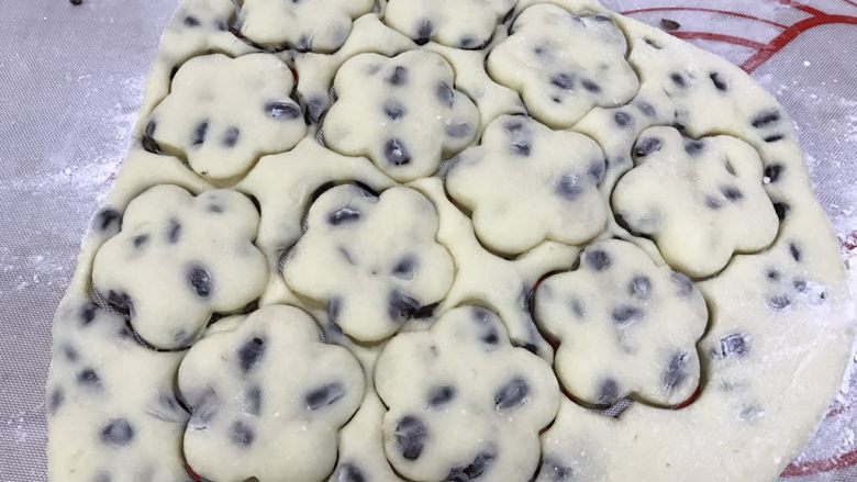 蜜豆炼乳司康饼,擀成厚度1.5cm厚的面片,用模具按压出花形