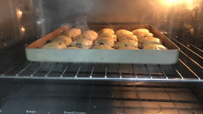 蜜豆炼乳司康饼,放入烤箱中层,200度上下火,烘烤13-15分钟。具体温度参考自己家烤箱脾气。