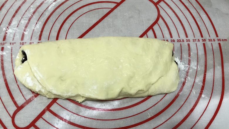 蜜豆炼乳司康饼,将面团翻面,底部朝上