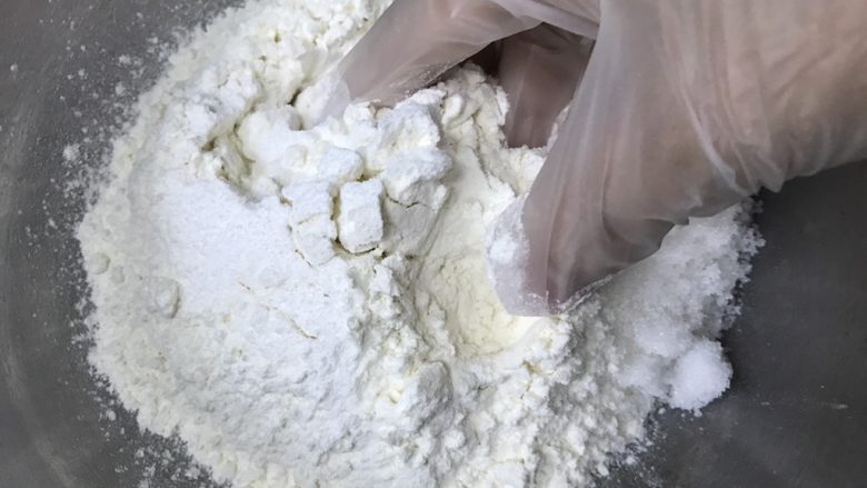 蜜豆炼乳司康饼,捏碎,搓匀,戴上手套是为了不粘手