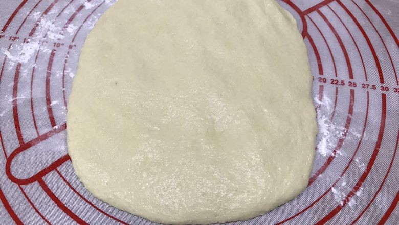 蜜豆炼乳司康饼,将面团铺开,擀成方形