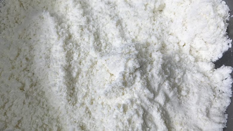 蜜豆炼乳司康饼,捏好的状态如图,有很细小的颗粒