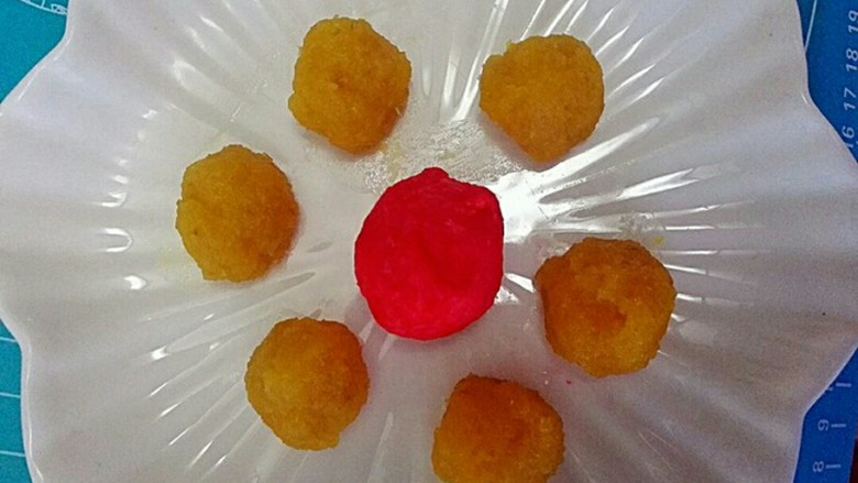 烤箱版海棠酥,分好一个12~15克的凤梨馅,搓圆,取一点<a style='color:red;display:inline-block;' href='/shicai/ 156925'>水</a>油皮揉进几滴食用色素