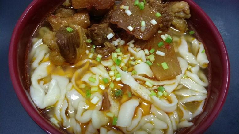 简单的手擀面,可以做各种面,图片上是萝卜牛腩面