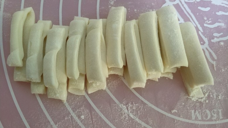 简单的手擀面,用刀切开,按照自己的喜好,可以切成宽面,也可以切成细面