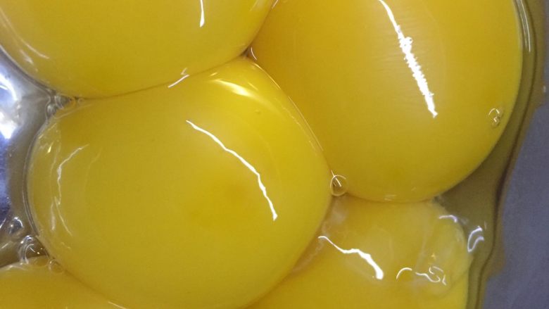 榴莲豆乳蛋糕,图片为示意!熬制豆乳酱,分离出4个蛋黄,打散,细砂糖40g一次性倒入,40g低粉和11g<a style='color:red;display:inline-block;' href='/shicai/ 512'>玉米淀粉</a>混合,筛入蛋黄中,Z字形搅打均匀。分三次加入370ml<a style='color:red;display:inline-block;' href='/shicai/ 467'>豆浆</a>,第一次加很少量,搅拌均匀后再继续加下一次,熬成粘稠状,不容易滴落,加入室温软化的<a style='color:red;display:inline-block;' href='/shicai/ 48598'>奶油奶酪</a>,电动打蛋器打至顺滑,用圆头裱花嘴,装入裱花袋,放凉后再使用。