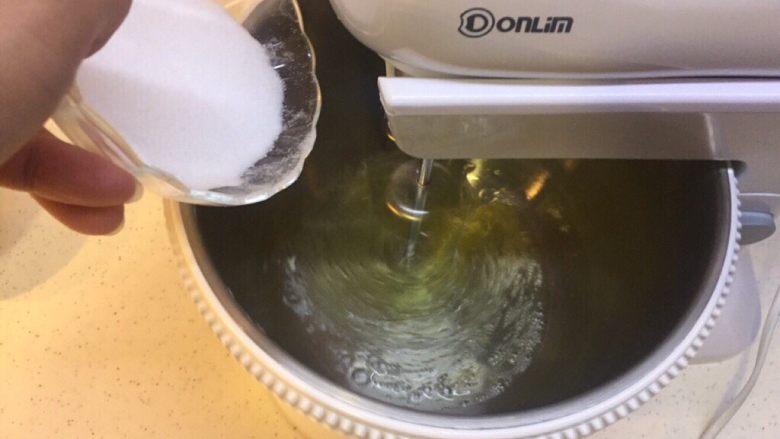 榴莲豆乳蛋糕,细砂糖48g一次性加入蛋白中,打至硬性发泡,也可以加几滴柠檬汁去腥。