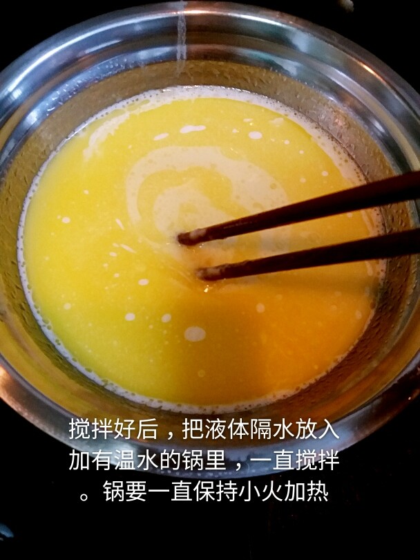 奶黄包,12、搅拌均匀后,把奶黄液隔水放入温水锅里,不停的搅拌(一直开着小火,保证锅里的水一直热着)