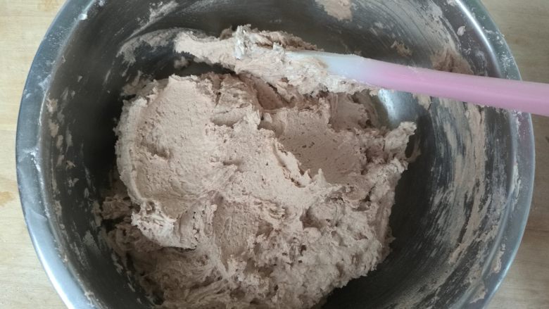 巧克力淡奶油曲奇,搅拌均匀,没有干面粉即可,不要搭理搅拌,面粉会起筋影响曲奇的酥松。