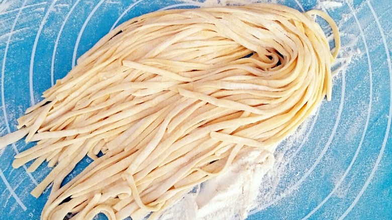 清爽豆浆凉面,面团压成面条,撒上干粉防粘连。